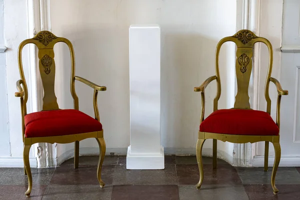 Duas Cadeiras Antigas Uma Sala Espera — Fotografia de Stock