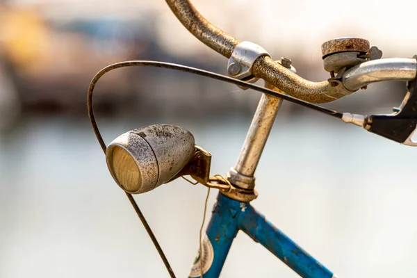 Közeli Kép Egy Régi Rozsdás Kerékpár Kormány Elmosódott Háttér — Stock Fotó