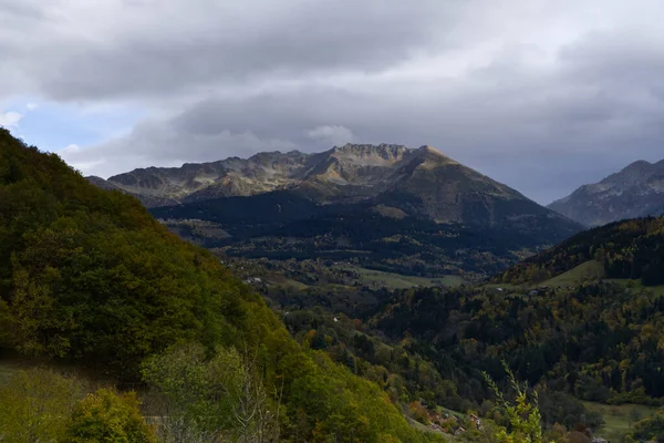 Alpler Ortasında Bulutlu Bir Gökyüzünün Altında Etkileyici Dağlarla Dolu Bir — Stok fotoğraf