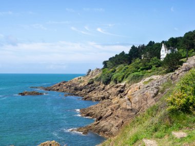 Port Manech 'teki kayalık sahil şeridine yürüyüş yaparken bir bakış açısı