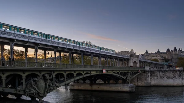 Metro Passando Pela Ponte Paris Pôr Sol — Fotografia de Stock