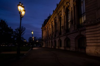 Paris 'te mimarlık keşfi. Geceleri muhteşem bir dış görünüş ve eski moda ışıklandırmayla.
