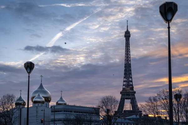 Widok Wieżę Eiffla Prawosławną Katedrę Paryżu Kolorowym Niebem Zachodzie Słońca — Zdjęcie stockowe