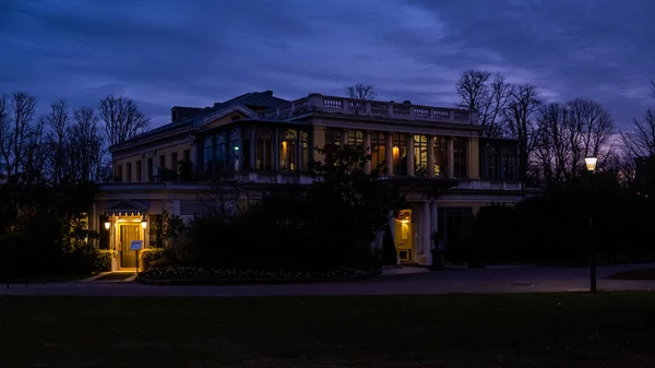 Paris 'te gece vakti ışıklandırmalı güzel bir pavyon cephesi.