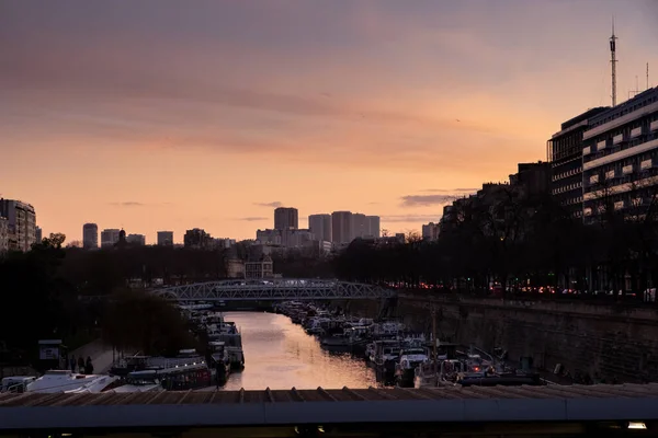 Gün batımında Place de la Bastille 'den Saint-Martin kanalı manzarası