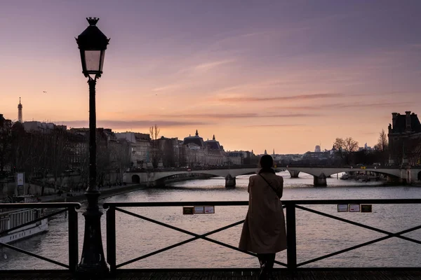 Mulher Admirando Paisagem Urbana Paris Pôr Sol — Fotografia de Stock