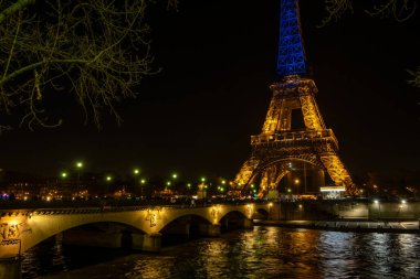 Paris 'te Ukrayna bayrağı taşıyan Seine ve Eyfel kulesinin üzerinde bir köprü.
