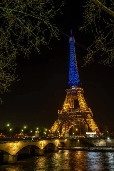 Tour Eiffel Habillée Drapeau Ukrainien Derrière Pont Paris — Photo