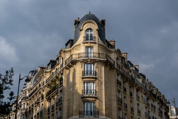 Uma Arquitetura Fachada Frontal Clássica Paris Dia Nublado — Fotografia de Stock