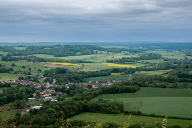 Fransa 'nın Morvan kentindeki ovaların ve tepelerin manzarası