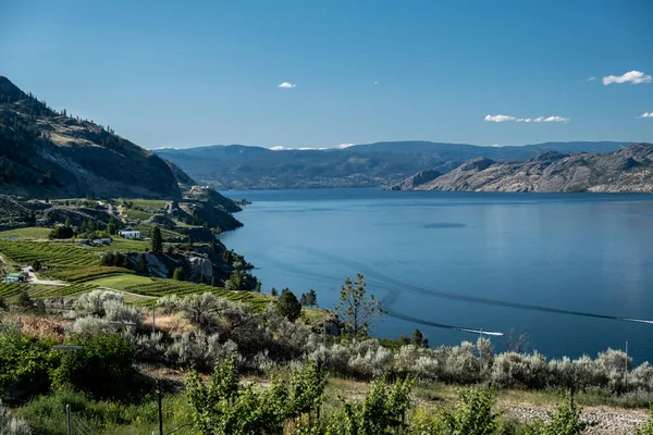 Okanagan Gölü Kanada 'da harika bir manzara sunuyor.