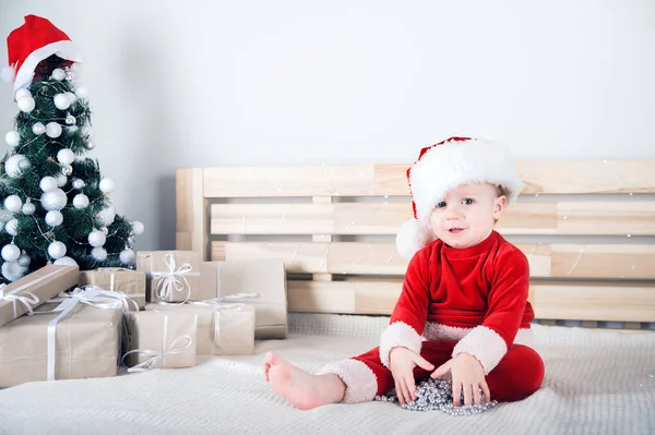 Bebê vestido de Papai Noel com presentes de Natal. .. — Fotografia de Stock