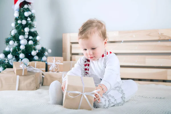 Bebê vestido como boneco de neve com presentes de Natal... — Fotografia de Stock