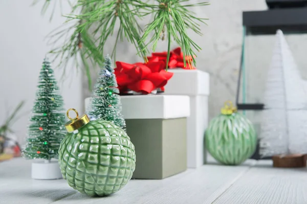 Karácsonyi zöld golyók újrahasznosított üvegből, ajándékok a fa alatt. Skandináv Botanikus Újév... — Stock Fotó