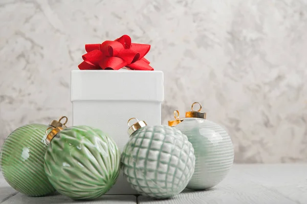 Χριστουγεννιάτικες πράσινες μπάλες από ανακυκλωμένο γυαλί, δώρα κάτω από το δέντρο. Σκανδιναβικό βοτανικό νέο έτος... — Φωτογραφία Αρχείου