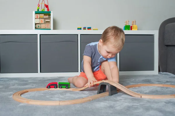 Kleinkind spielt im Spielzimmer mit Lernspielzeug... — Stockfoto