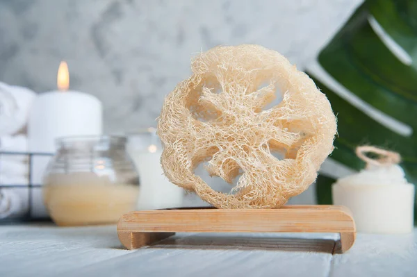 Naturlig loofah skrubber på pallen i badrummet. Inget slöseri i livet. Relaxation spa koncept, ljus, skönhet.. — Stockfoto