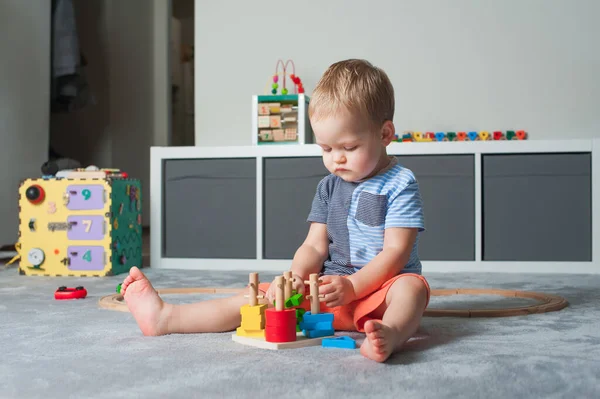 Kleinkind spielt im Spielzimmer mit Lernspielzeug... — Stockfoto