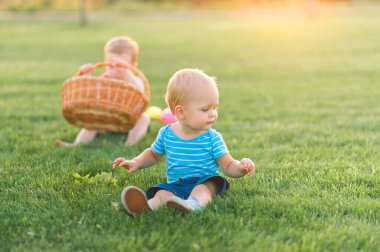 Bebek yumurtaları avcıları yakın plan. Doğada Paskalya için çocuk aktivitesi..