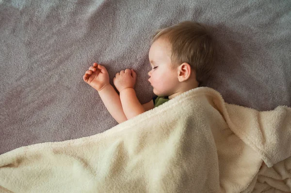 Kleinkind, das aus nächster Nähe schläft. Schlafenszeit. Kindheit — Stockfoto