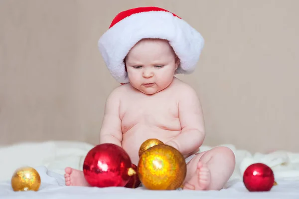 Bebê bonito 7 meses e bolas de Natal. Meu primeiro conceito de Natal.. — Fotografia de Stock