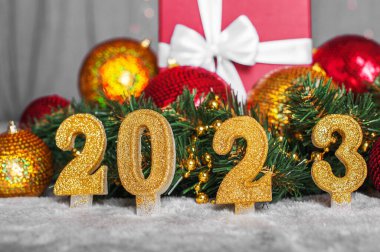 2023 yılınız kutlu olsun. Yeni yıl tatili ve Noel kartı davetiyesi. Parlak ışıklar, hediyeler..