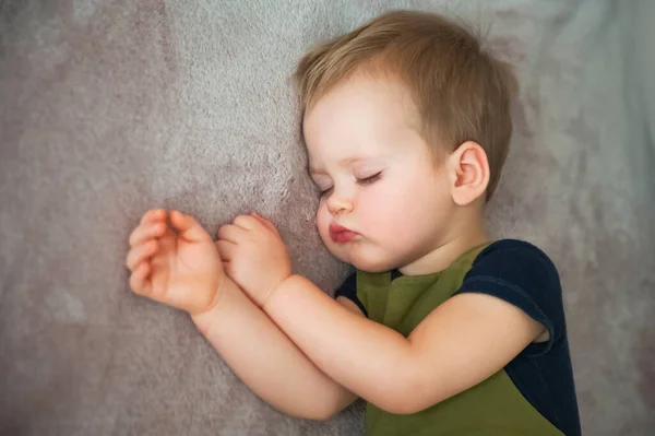 Leksakspojken sover på nära håll. Det är läggdags. baby livsstil. — Stockfoto