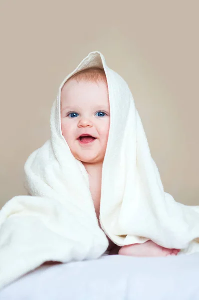 Χαριτωμένο μωρό 7 μηνών σε λευκή πετσέτα.. — Φωτογραφία Αρχείου