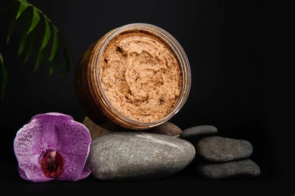 Kahveli vücut fırçası ve arka planda kahve çekirdeği afişi. Cilt bakımı, sağlık konsepti. Seçici odak.