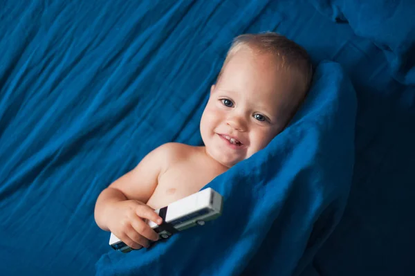 Tout Petit Garçon Joue Avec Voiture Sur Lit Gros Plan — Photo