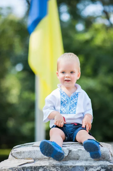 Yazın Ukrayna 'da geleneksel giysiler içinde küçük bir çocuk..