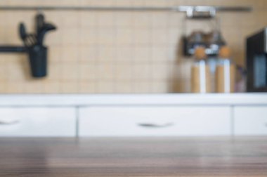 Mutfak masası bulanık mutfağın arka planında. Seçici odak..