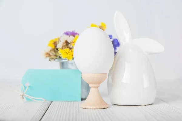 С праздником Пасхи. Кролики, красочные яйца, весенние цветы с тегом для текста.. — стоковое фото