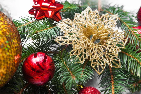 Διακόσμηση λουλουδιών στο χριστουγεννιάτικο δέντρο close-up και αντιγραφή χώρου.. — Φωτογραφία Αρχείου