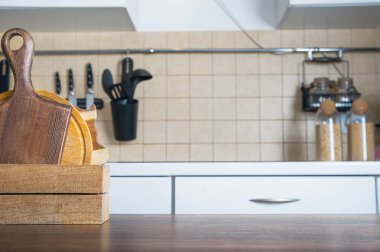 Mutfak masası bulanık mutfağın arka planında. Seçici odak.