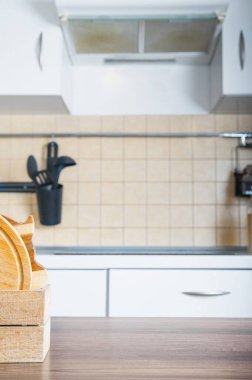 Mutfak masası bulanık mutfağın arka planında. Seçici odak.