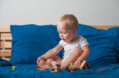 Küçük çocuk, ahşap inşaatçı treniyle yakın planda oynuyor...