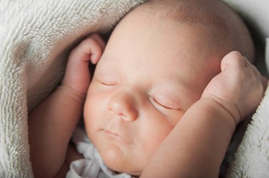 Yeni doğmuş bebek yakında uyuyor. Bebek bakımı konsepti.