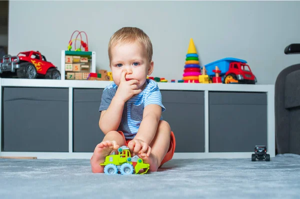 Kleinkind Spielt Spielzimmer Mit Lernspielzeug — Stockfoto
