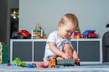 Küçük çocuk oyun odasında eğitici oyuncaklarla oynuyor..