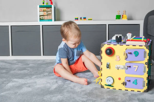 Kleinkind Spielt Spielzimmer Mit Lernspielzeug — Stockfoto
