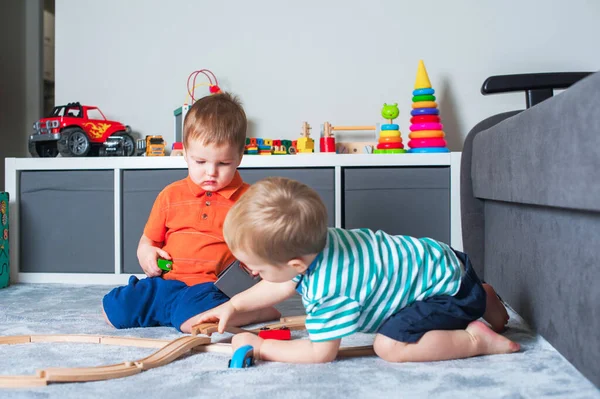 Zwei Kinder Spielen Zusammen Mit Spielzeug Kinderzimmer — Stockfoto