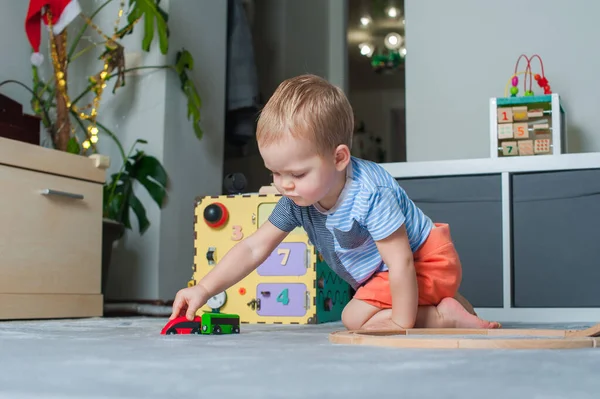 Kleinkind spielt im Spielzimmer mit Lernspielzeug... — Stockfoto