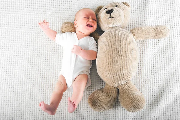 Nyfödd Gråter Med Björnleksak Nära Håll Barnomsorgskoncept — Stockfoto
