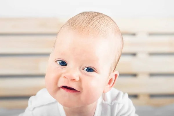 歯のない新生児の笑顔を閉じます ベビーケアのコンセプト — ストック写真