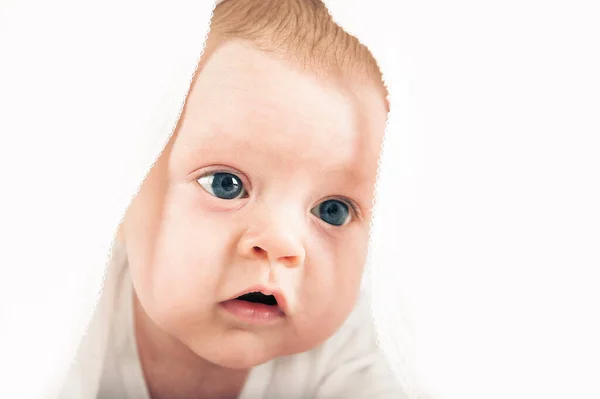 Nyfödd Vit Handduk Nära Håll Barnomsorgskoncept — Stockfoto
