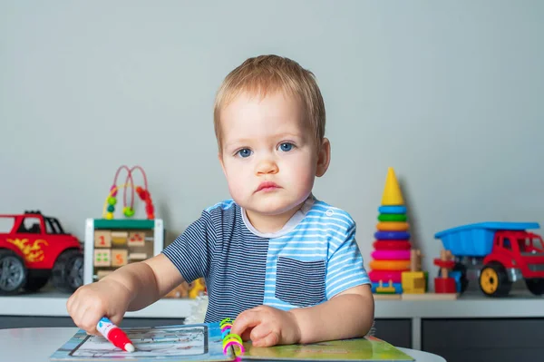 Kleinkind Zeichnet Mit Filzstift Und Entwickelt Spiele Für Vorschulkinder — Stockfoto