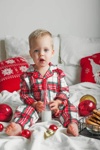 Menino Bonito Pijama Comendo Biscoitos Natal Casa Close Conforto Ano — Fotografia de Stock