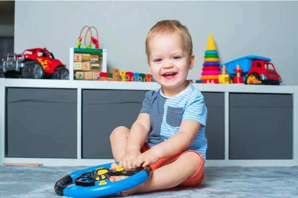 Kleinkind Spielt Spielzimmer Mit Lernspielzeug — Stockfoto