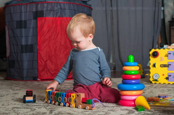 Toddler Boy Plays Plastic Pyramid Playroom — Stockfoto